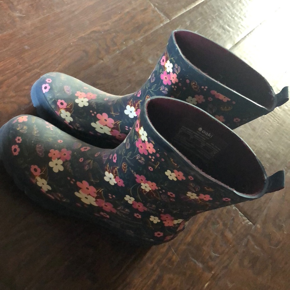 Oaki rain boots.